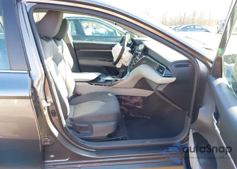 2021 Toyota Camry Le Hybrid z USA, uszkodzony, nr VIN 4T1C31AK9MU022163